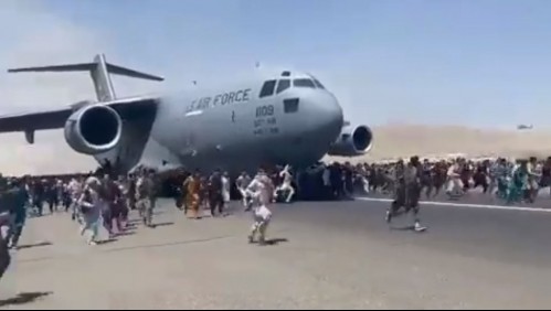 Videos muestran a miles de afganos intentando subir a avión en movimiento para huir del regimen taliban