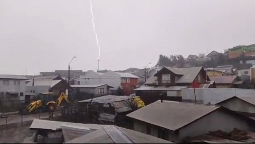 Video muestra momento en que un rayo cae en una antena en Castro
