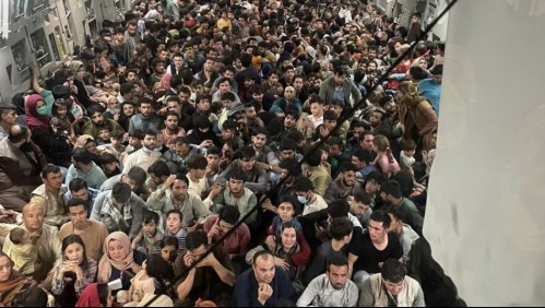 Impactante imagen muestra a 640 afganos al interior de un avión estadounidense evacuando de Kabul