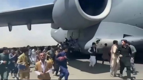 'Estamos tratando de huir de Kabul': pánico en aeropuerto por salir de Afganistán tras toma de los talibanes