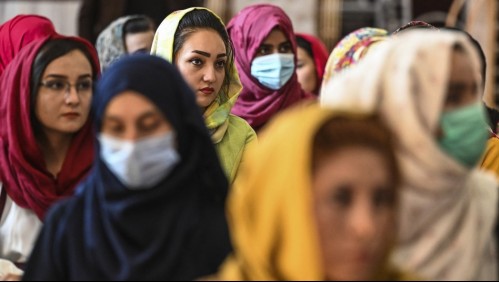Escondidas, sin reír ni mostrar los tobillos: Las 29 prohibiciones que imponen los talibanes a las mujeres en Afganistán