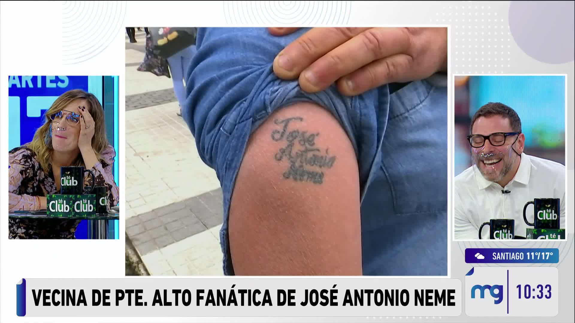 Angélica mostrando su tatuaje 