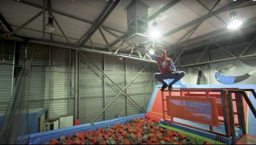 Ingeniero crea dispositivo que le permite columpiarse como 'el hombre araña'