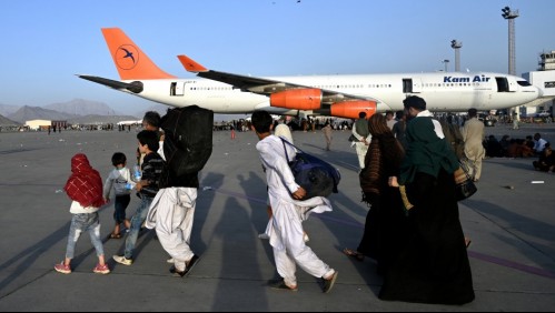 Denuncian que talibanes impiden acceso al aeropuerto de Kabul de afganos que quieren salir del país