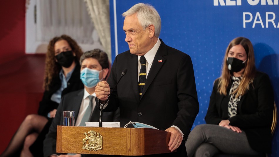 Piñera destaca los bonos ante cuestionamientos por riesgo de inflación pero pide 