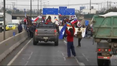 Manifestación con barricadas interrumpe el tránsito en ambos sentidos en Américo Vespucio