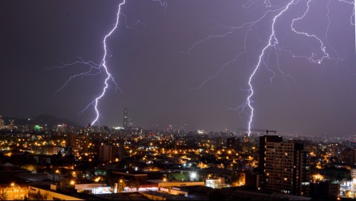 Emiten aviso meteorológico por tormentas eléctricas para este miércoles en diez regiones del país