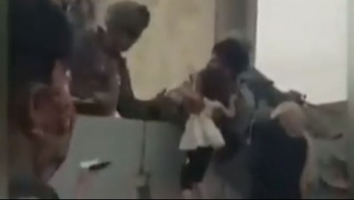 [VIDEOS] Madres afganas pasan a sus hijos por muros y alambres de púa a soldados británicos en aeropuerto de Kabul