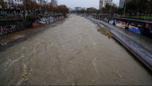 Reportan aumento del caudal de río Mapocho debido al sistema frontal que afecta la zona centro del país