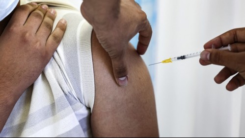 Vacuna Pfizer pierde eficacia más rápidamente que AstraZeneca ante variante Delta según estudio