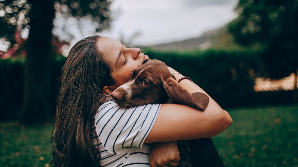 Lo dice la ciencia: Estudio asegura que abrazar perros es bueno para la salud Lo dice la ciencia: Estudio asegura que abrazar perros es bueno para la salud