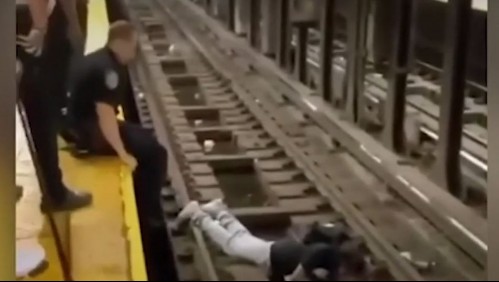 Video muestra a hombre que cae a las vías justo antes que pasara el Metro en Nueva York: lo salvan justo a tiempo