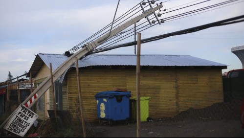 Camión derriba 24 postes del tendido eléctrico tras accidente en Maipú: 400 hogares quedaron sin luz
