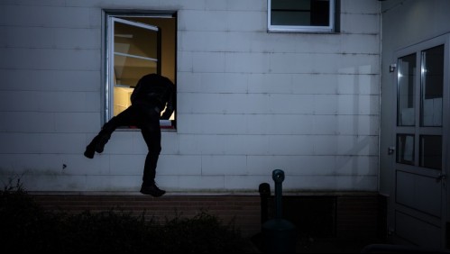 Mujer arroja por el balcón a hombre que intentó entrar a su casa: 'No sabía si me iba a violar, robar o matar'