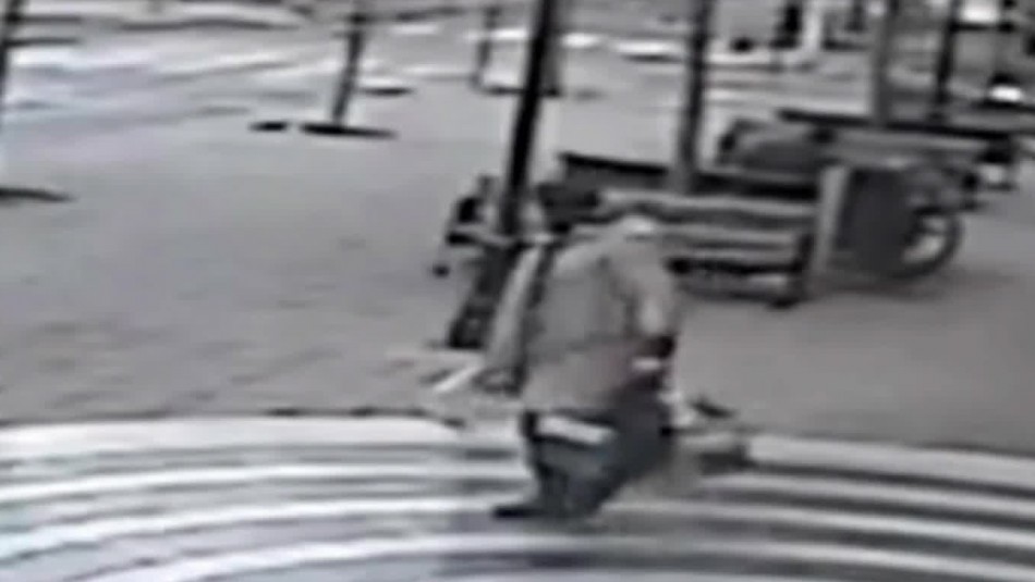 Video muestra ataque de hombre con una pala a otro sujeto en Providencia Video muestra ataque de hombre con una pala a otro sujeto en Providencia