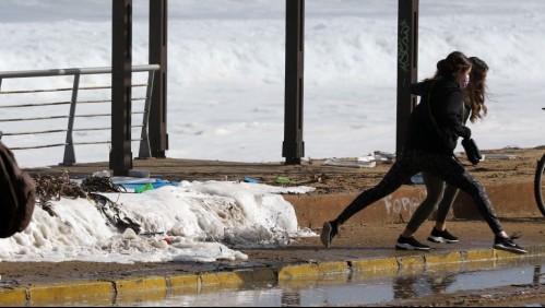 Autoridad llama a no acercarse a borde costero por marejadas: 'Pueden ser afectadas sus vidas y bienes'
