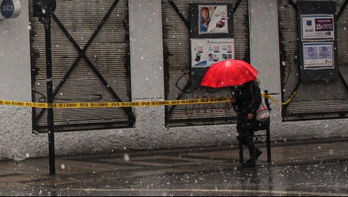 Granizo y lluvia se registran en el sector oriente de Santiago