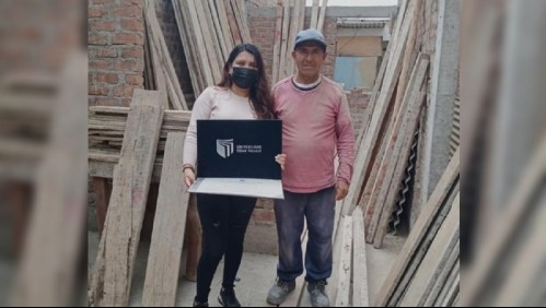 Hija hace emocionar a su padre al llevarle su título universitario a la construcción donde trabaja: 'gracias papi'