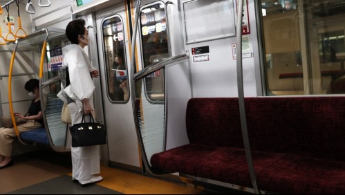 Desconocido rocía con ácido sulfúrico a dos personas en estación de metro en Tokio: Atacante se encuentra prófugo