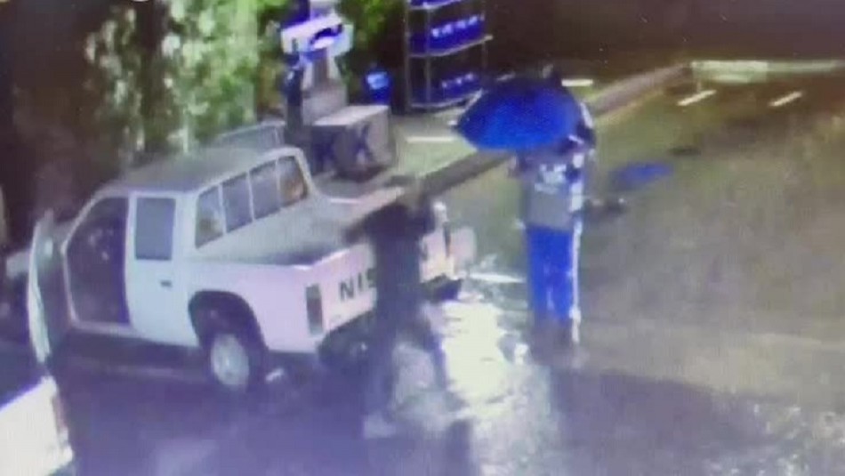 Video muestra momento en que un cliente saca un hacha y le corta los dedos a trabajador de servicentro Video muestra momento en que un cliente saca un hacha y le corta los dedos a trabajador de servicentro