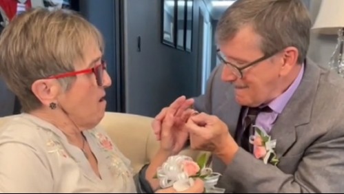 Después de 45 años de casados, le propone matrimonio cada semana a su esposa con Alzheimer