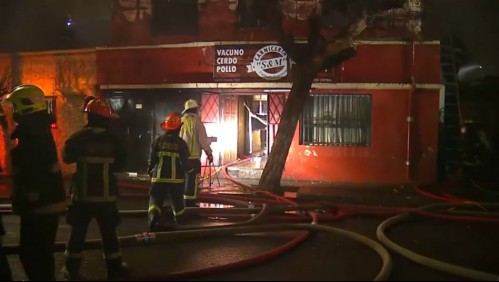 Mueren una madre y sus dos hijos menores de edad en violento incendio en Estación Central