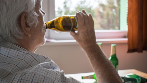 Más de la mitad de los chilenos mayores de 60 años que beben reconoce emborracharse una vez al mes