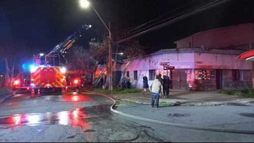 Acumulación de objetos y productos químicos habrían originado incendio en la comuna de Santiago