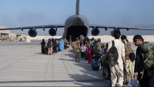 Alertan sobre riesgo 'inminente' de ataque terrorista en aeropuerto de Afganistán