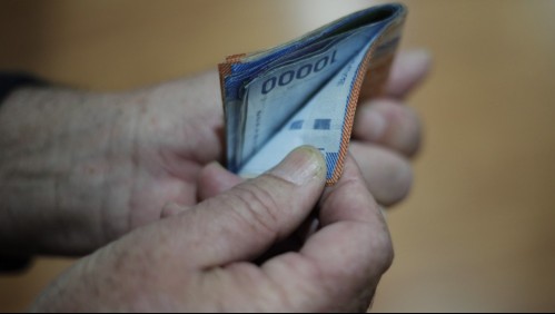 AFP's calculan cuánto caerían las pensiones de personas de 30, 45 y a 5 años de jubilarse con cuatro retiros