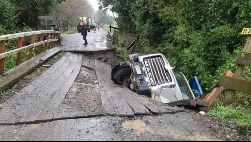 Camión cae desde un puente y genera daños en la estructura en Puerto Octay