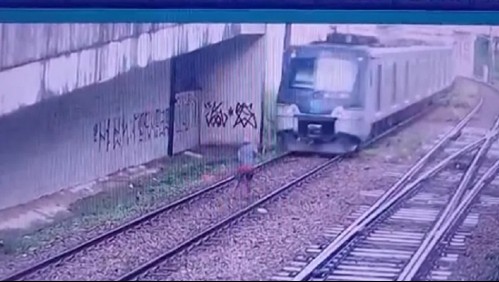 Se salva de morir atropellado al caminar por los rieles de un tren: Así logró saltar y esquivar el impacto