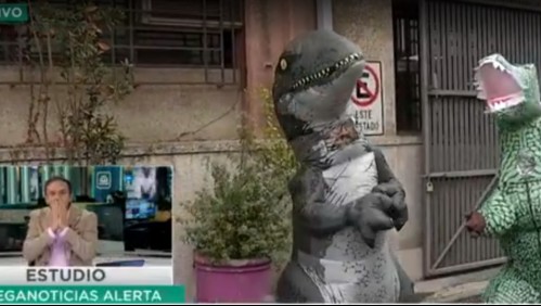 Rodrigo Sepúlveda es visitado por dos curiosos repartidores: Dinosaurios 'perrearon' en pleno noticiero