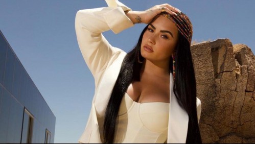 Demi Lovato deslumbra al estilo Kim Kardashian con un traje de baño blanco