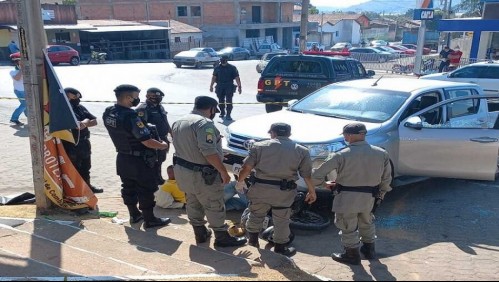 Propietario de una estación de servicio dispara y atropella a delincuentes en pleno robo