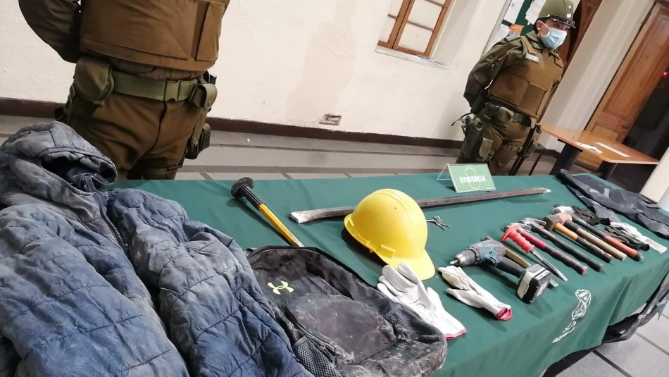Realizaban forado: Detuvieron a tres hombres que intentaban robar casa de cambios en Santiago Realizaban forado: Detuvieron a tres hombres que intentaban robar casa de cambios en Santiago