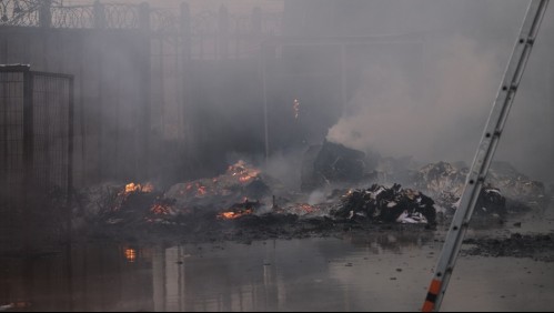 Incendio afecta a una imprenta en Pudahuel y bomberos trabajan en el lugar para controlar el fuego