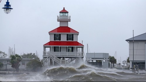 El huracán Ida azota a Luisiana, deja a oscuras a Nueva Orleans y se registra el primer fallecido