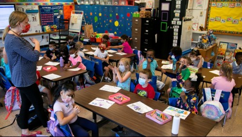 Profesora no vacunada y sin mascarilla contagia con coronavirus al menos a 18 alumnos