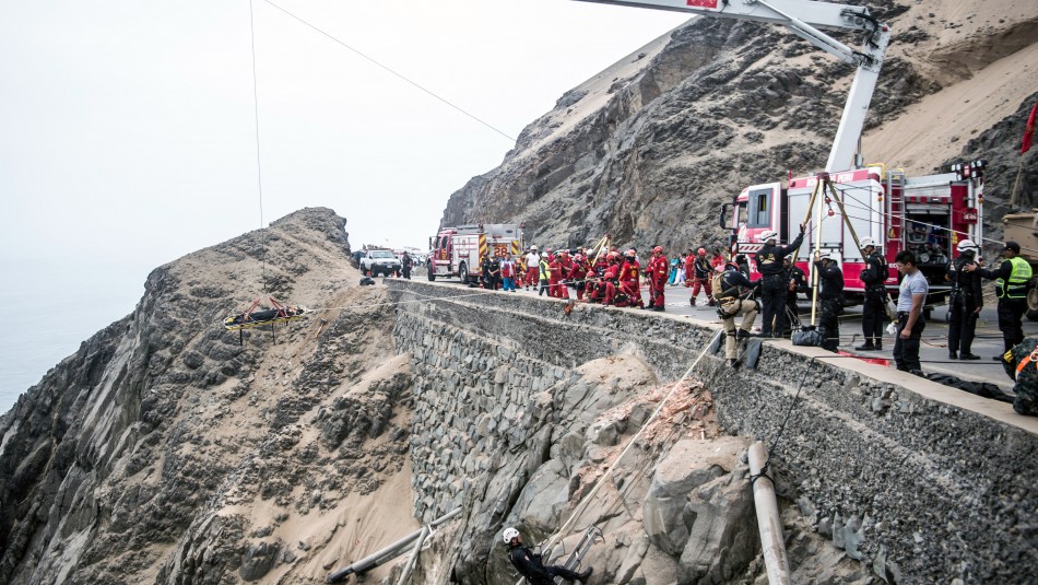 accidenten-bus-peru Niño de 6 años y otros 28 pasajeros mueren tras caída de un bus al abismo en ruta de Perú