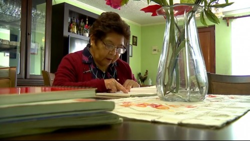 'Me da vergüenza depender de otro': La cruda realidad de aquellos adultos mayores que no saben leer ni escribir