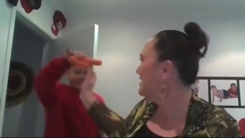 El video viral de una ministra peleando con su hijo por una zanahoria en plena entrevista