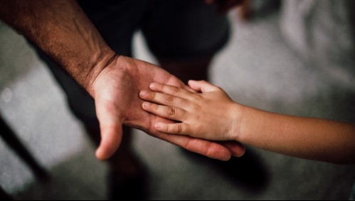 Hombre se hizo un test de ADN por 'diversión' y resultó no ser el padre de su hijo