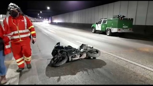 Dos personas a bordo de una moto fallecieron al estrellarse contra muro de contención del túnel de la Costanera Norte