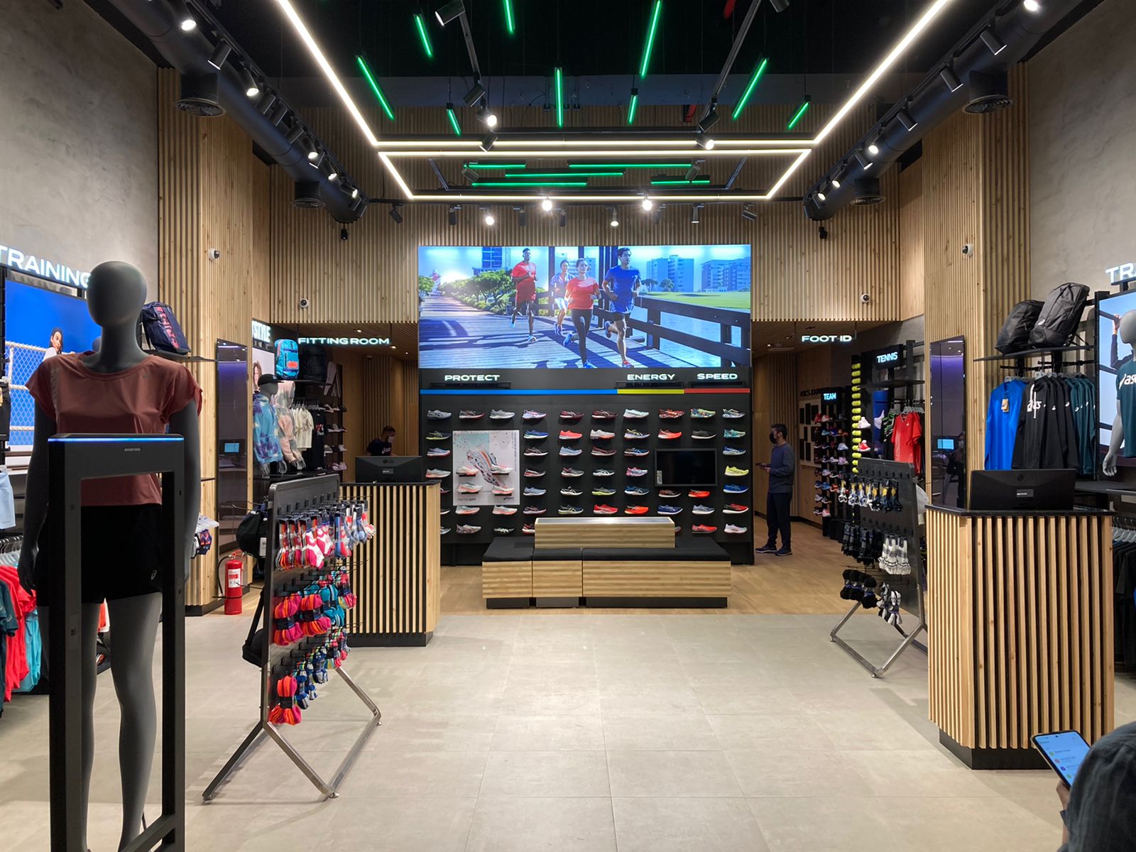 engranaje Contradecir volumen ASICS Chile anuncia la apertura de su nueva tienda en Mall Costanera Center  con impactante show de luces - Meganoticias