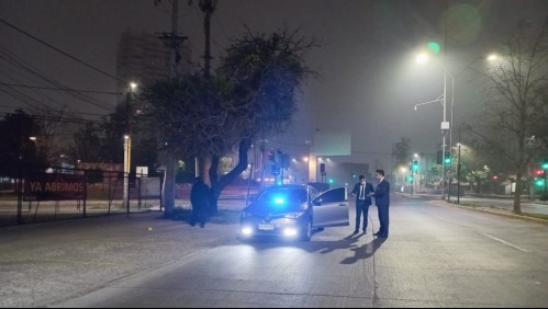 Tres sujetos realizan portonazo a familia que regresaba a su casa en La Reina y se dan a la fuga