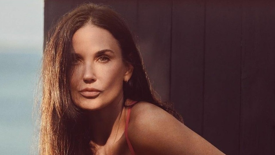 Demi Moore parece la gemela de su hija mayor en impactante look de playa en Grecia Demi Moore parece la gemela de su hija mayor en impactante look de playa en Grecia