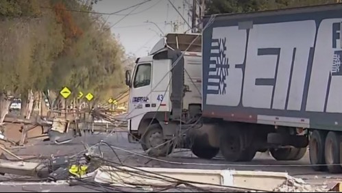 Camión derribó seis postes en Pudahuel y dejó sin luz a miles de vecinos de la comuna