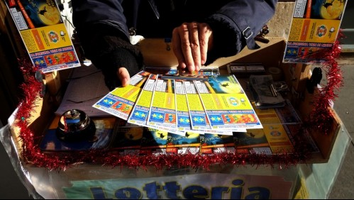 Mujer ganó millonario premio en lotería instantánea, pero dueño del local le robó el boleto