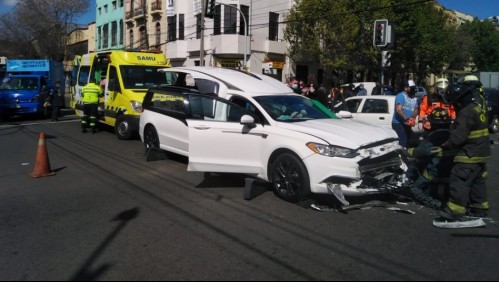 Carroza fúnebre protagoniza violento accidente tras chocar con un microbús en Valparaíso